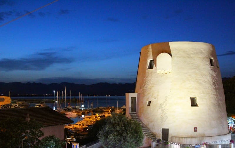 La torre del porto di Arbatax al crepuscolo